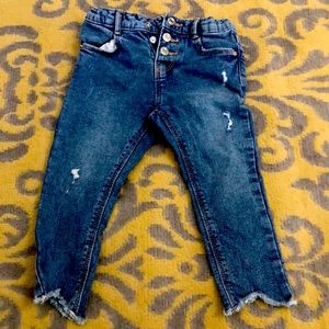 PRE LOVED SMOKE FREE ZARA SKINNY JEANS SZ 18-24 MONTHS.